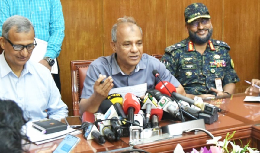 আইনশৃঙ্খলা বাহিনীর হারানো অস্ত্রের খবর দিলে পুরস্কার: স্বরাষ্ট্র উপদেষ্টা